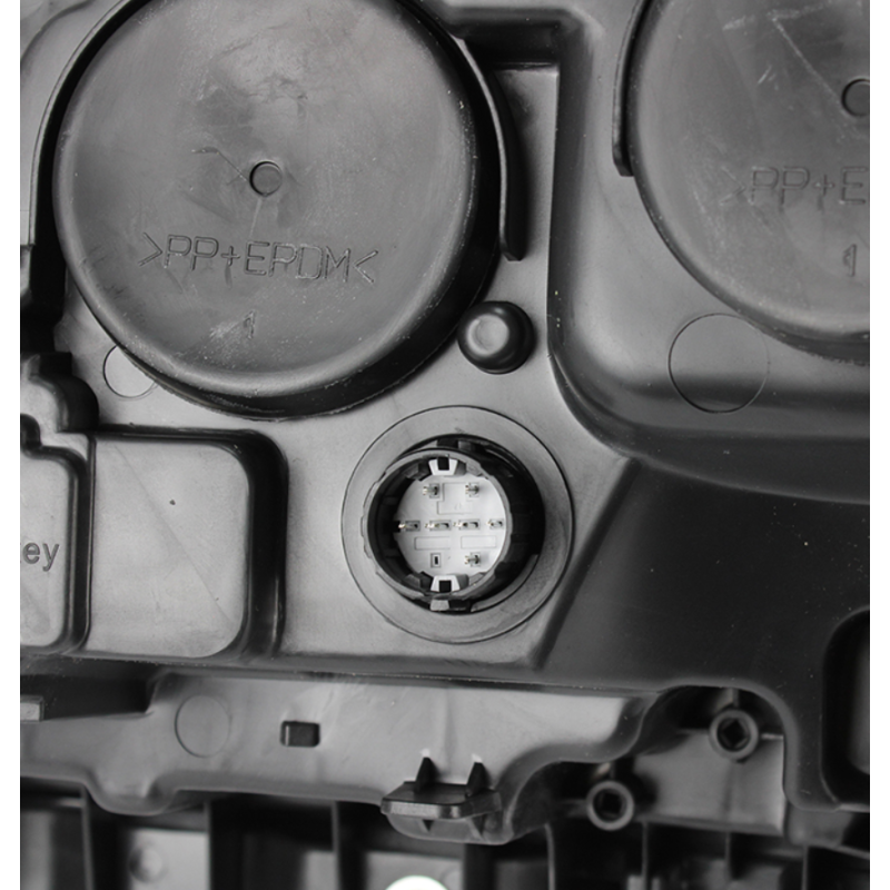 Scheinwerfer, links, mit Motor und schwarzem Rahmen für Fiat Doblo 2015-2022.